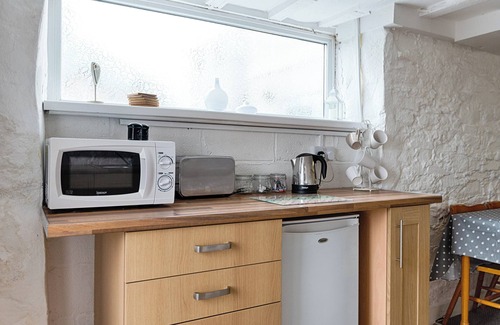 Gorseinon Apartment | Double room, Kitchen, Livingroom & Private Parking