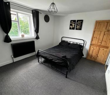 Gloucester House | Double Room Located 2 Minutes From Gloucester Royal Hospital