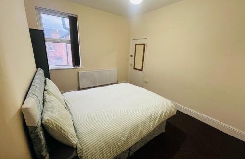 Nottingham House | Double Room Near Railway station & Football Ground 88