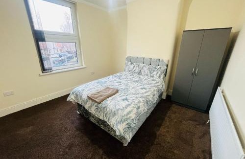 Nottingham House | Double Room Near Railway station & Football Ground 88