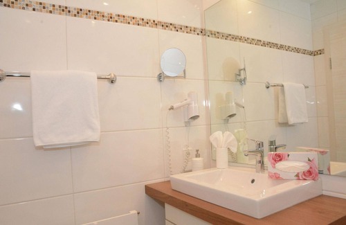 Gries im Sellrain Apartment | Double room with shower od. Bath, toilet - Landhaus Notburga