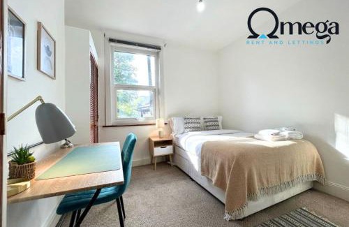 Hanwell Apartment | Double Room with a shared Kitchen and bathroom in a 5-Bedroom House at Hanwell