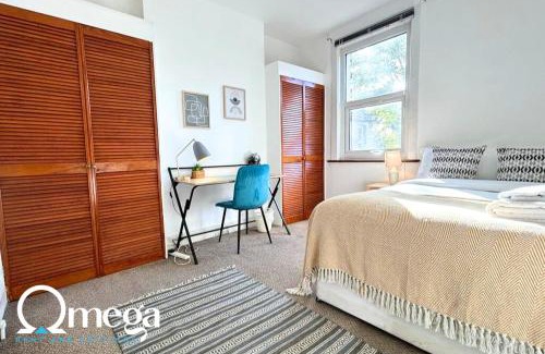 Hanwell Apartment | Double Room with a shared Kitchen and bathroom in a 5-Bedroom House at Hanwell