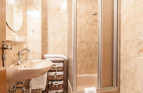 Schonbach Apartment | Double room with balcony on the south side - Landgasthaus Zum Kreuzberg