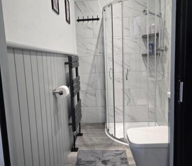 London Borough of Hounslow House | Double Room with Ensuite Bathroom