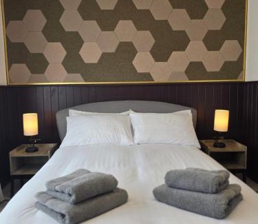 London Borough of Hounslow House | Double Room with Ensuite Bathroom