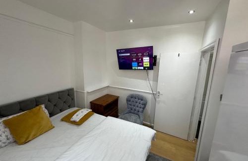 Downham House | Double Room With Free WiFi Keedonwood Road