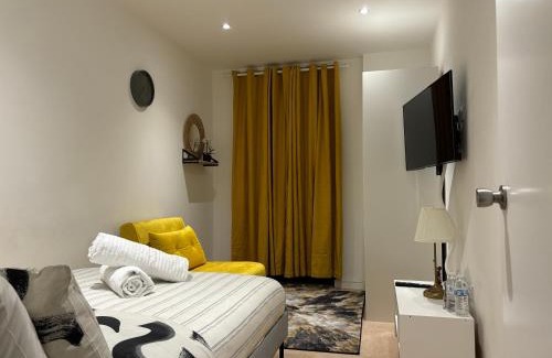 Woolwich Riverside House | Double room with shares bathroom