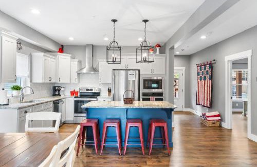 Table Rock Cabin | Double-Sided Fireplace, Lake Views, Daily Tickets to Local Attractions, Air Hockey!