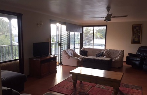 Guilderton House | Double storey Holiday Home pet friendly sleeps 10
