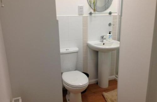Harlington House | Double with shared bathroom sleeps 1-2 located 5 minutes from Heathrow dsbyr