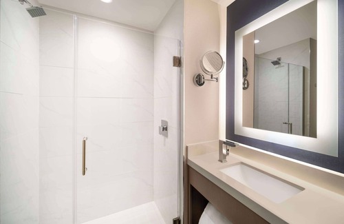 Queens Hotel | DoubleTree by Hilton Long Island City, NY