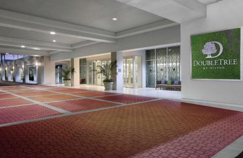 Florida Center Hotel | DoubleTree by Hilton at the Entrance to Universal Orlando