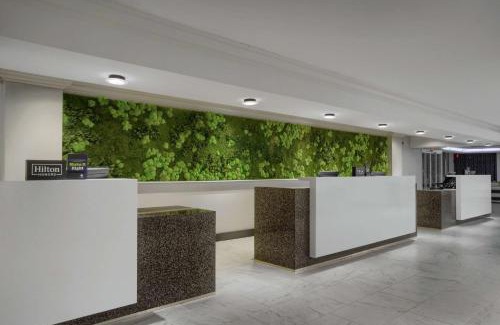 Florida Center Hotel | DoubleTree by Hilton at the Entrance to Universal Orlando