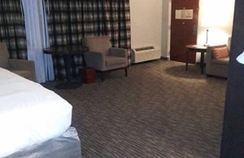 Detroit Hotel | DoubleTree by Hilton Detroit - Dearborn