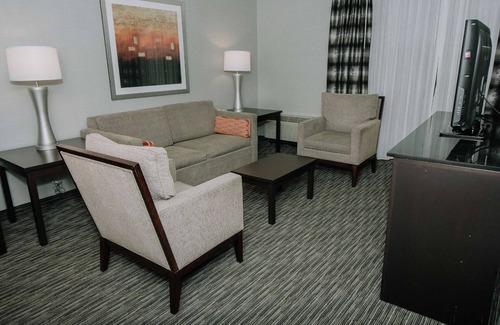Detroit Hotel | DoubleTree by Hilton Detroit - Dearborn