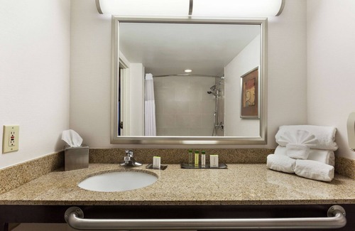 Detroit Hotel | DoubleTree by Hilton Detroit - Dearborn
