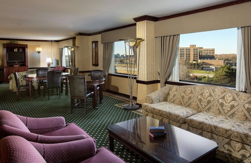 Naperville Hotel | DoubleTree by Hilton Lisle Naperville