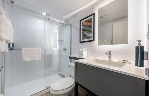 Queens Hotel | DoubleTree by Hilton New York JFK Airport