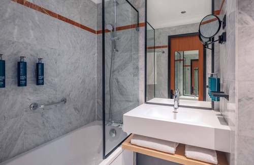 Bougival Hotel | DoubleTree by Hilton Paris Bougival