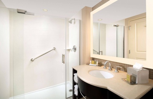 Dulles Town Center Hotel | DoubleTree by Hilton Sterling - Dulles Airport