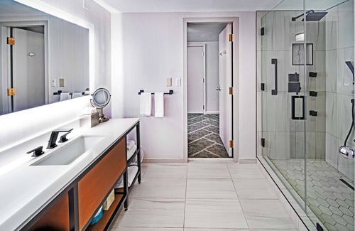 South Tulsa Hotel | DoubleTree by Hilton Tulsa - Warren Place