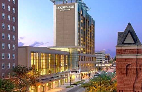 Cedar Rapids - Iowa City Hotel | DoubleTree by Hilton Hotel Cedar Rapids Convention Complex