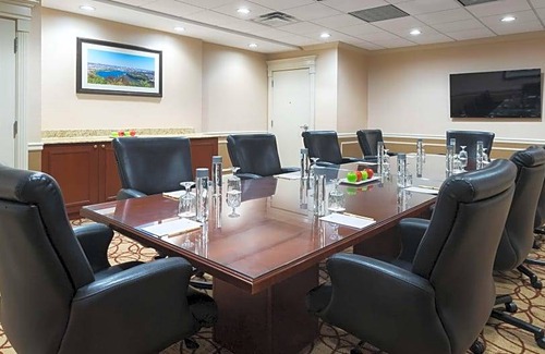 Sharonville Hotel | DoubleTree Suites by Hilton Cincinnati - Blue Ash