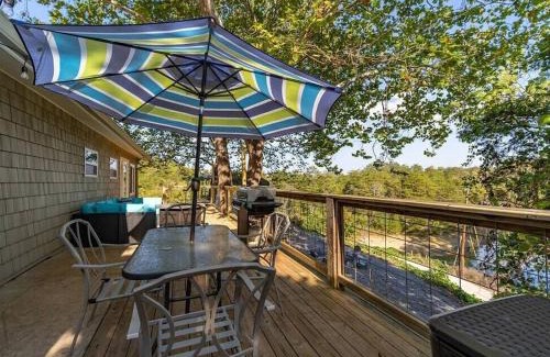 Sevierville House | Douglas Lake House with Private Hot Tub by Staycating