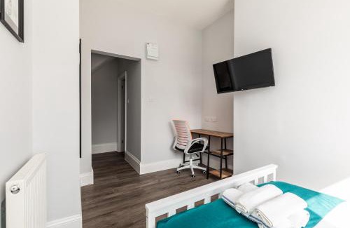 Bradley Stoke House | Dove Court Travel Lodge 1 - Ground Floor Ensuite
