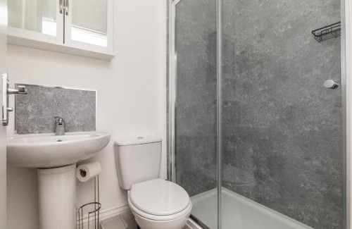 Bradley Stoke House | Dove Court Travel Lodge 1 - Ground Floor Ensuite