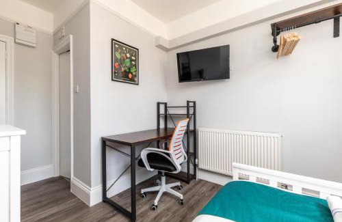 Bradley Stoke House | Dove Court Travel Lodge 2 - First Floor Ensuite