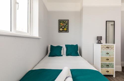 Bradley Stoke House | Dove Court Travel Lodge 2 - First Floor Ensuite