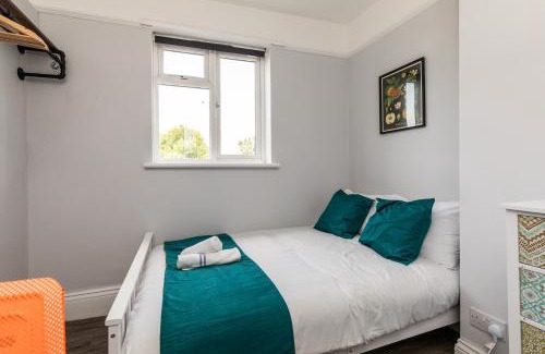 Bradley Stoke House | Dove Court Travel Lodge 2 - First Floor Ensuite