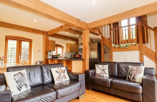 Martin Cottage | DOVECOTE, pet friendly, with hot tub in St Margaret's At Cliffe