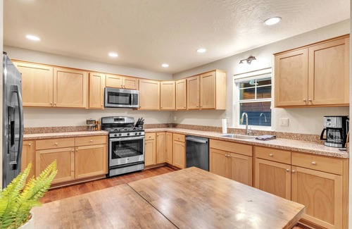 Dover House | Dover Dreamin’ – Lake Life starts here! 3BD, 3BA Retreat, Steps from the Water
