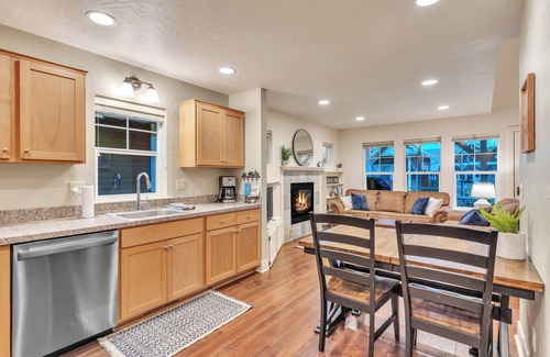 Dover House | Dover Dreamin’ – Lake Life starts here! 3BD, 3BA Retreat, Steps from the Water
