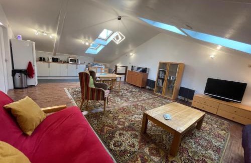 Clayton Bed & Breakfast | Downlands Barn apartment 1 Bedroom - 2 Futon in Lounge