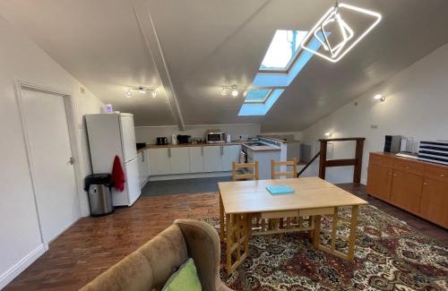 Clayton Bed & Breakfast | Downlands Barn apartment 1 Bedroom - 2 Futon in Lounge