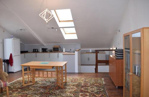 Clayton Bed & Breakfast | Downlands Barn apartment 1 Bedroom - 2 Futon in Lounge