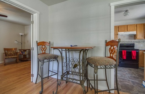 East End Cottage | downtown 2 bedroom cottage