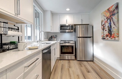 Market House | Downtown 2-Bedroom Suite Near Kirkland Marina & Bellevue