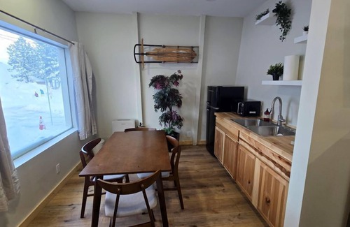 Mammoth Lakes Bed & Breakfast | Downtown 2 Queen Suite, Free Breakfast!