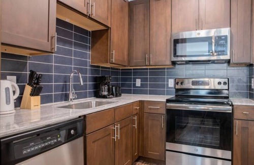 Central East Austin Apartment | Downtown 2BDRM 2BATH Sleeps 6 Free Parking & Pool