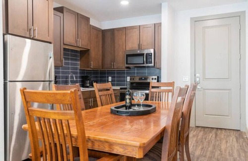 Central East Austin Apartment | Downtown 2BDRM 2BATH Sleeps 6 Free Parking & Pool