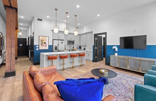 Central Business District Hotel | Downtown 3 Blocks from Superdome 4BD/4BA ,2 Queen Sleeper Sofa Connecting Unit Sleeps 12