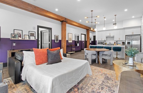 Central Business District Hotel | Downtown 3 Blocks from Superdome 4BD/4BA ,2 Queen Sleeper Sofa Connecting Unit Sleeps 12