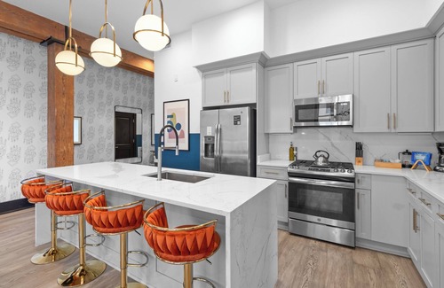 Central Business District Hotel | Downtown 3 Blocks from Superdome 4BD/4BA ,2 Queen Sleeper Sofa Connecting Unit Sleeps 12
