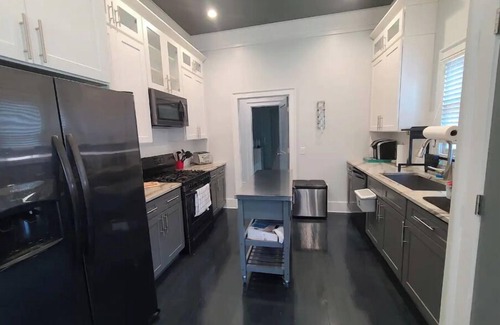 West End House | Downtown Atlanta - West End Modern 3 bedroom/2 bath Bungalow