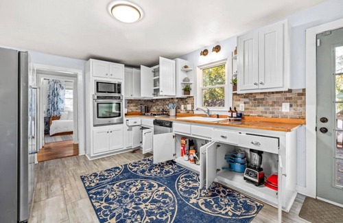 Buford Cottage | Downtown Buford: Enjoy Train, Walk to Eats & Shops